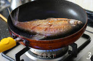 家常菜也要注重色彩搭配 双椒煎边鱼的做法步骤:3