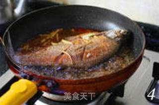 家常菜也要注重色彩搭配 双椒煎边鱼的做法步骤:4