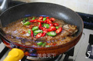 家常菜也要注重色彩搭配 双椒煎边鱼的做法步骤:5