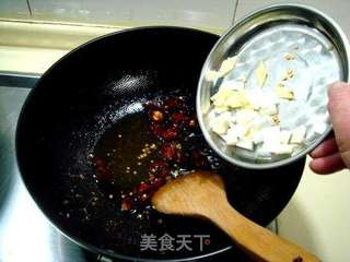 传统制作“宫保鸡丁”的做法步骤：10