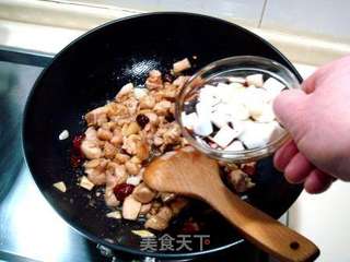传统制作“宫保鸡丁”的做法步骤：12