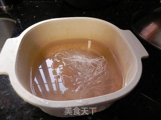 蒜茸粉丝蒸鲜鲍的做法步骤：1