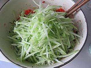 西瓜皮鲜肉饺子的做法步骤:4