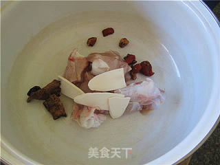 鳄鱼虫草花汤的做法步骤:2