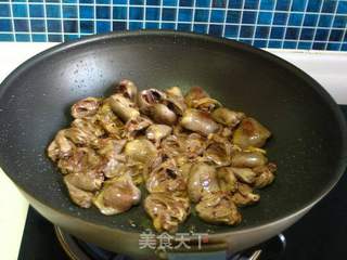 【飞禽走兽】----香椿芽炒鸡心的做法步骤:7