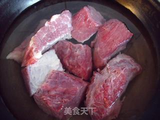 【飞禽走兽】牛肉百变菜必备的打底---五香卤牛肉的做法步骤：1