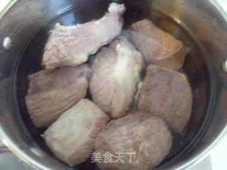 【飞禽走兽】牛肉百变菜必备的打底---五香卤牛肉的做法步骤：2