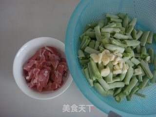 寻常百姓家四季豆炒肉的做法步骤：1