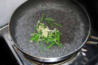 制作最简单的盐水河虾的做法步骤：5