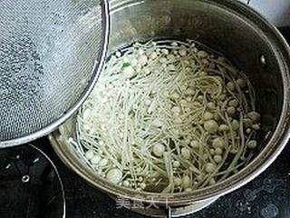 【飞禽走兽】---金针菇拌肥牛的做法步骤：2