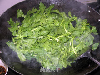 蒜蓉炒茼蒿菜的做法步骤:2