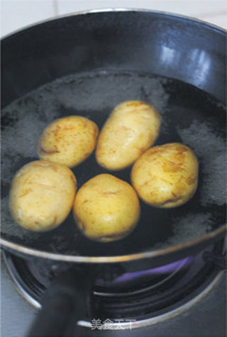 【迷迭香烤马铃薯】土豆里的香草风情的做法步骤:2
