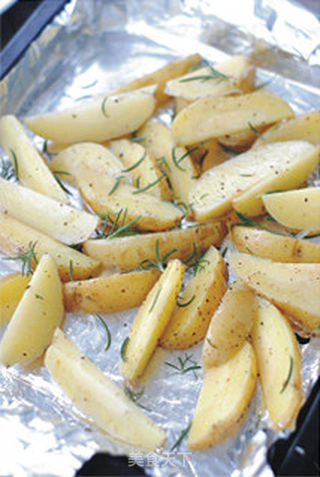 【迷迭香烤马铃薯】土豆里的香草风情的做法步骤:7