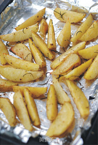 【迷迭香烤马铃薯】土豆里的香草风情的做法步骤:8