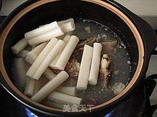 丝瓜牛骨汤煮年糕的做法步骤:2