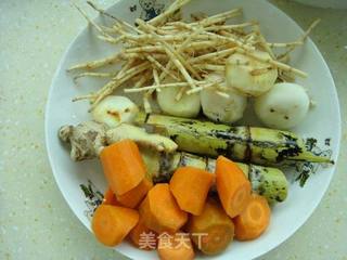 养生汤煲:竹蔗茅根胡萝卜汤的做法步骤:2