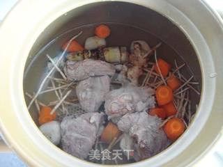 养生汤煲:竹蔗茅根胡萝卜汤的做法步骤:5