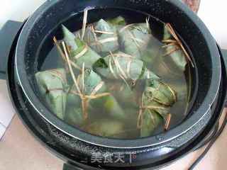 端午浓情-黑白糯米鲜肉粽的做法步骤:10