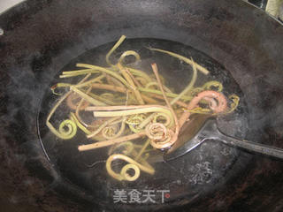 蕨菜烧带鱼的做法步骤:2