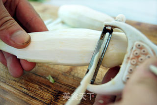 初夏时令家常菜—茭白炒毛豆籽的做法步骤:2