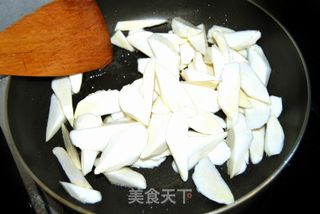 初夏时令家常菜—茭白炒毛豆籽的做法步骤:9