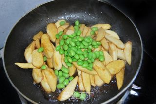 初夏时令家常菜—茭白炒毛豆籽的做法步骤:11