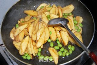 初夏时令家常菜—茭白炒毛豆籽的做法步骤:12