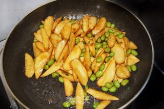 初夏时令家常菜—茭白炒毛豆籽的做法步骤:14