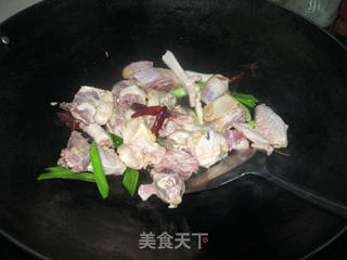 小鸡炖蘑菇的做法步骤:3