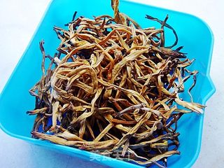 【夏日小凉菜】凉拌黄花菜的做法步骤：1