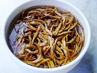 【夏日小凉菜】凉拌黄花菜的做法步骤:2