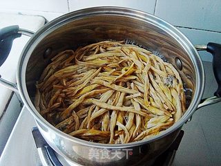 【夏日小凉菜】凉拌黄花菜的做法步骤:4