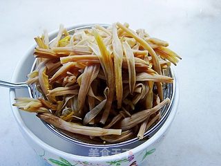 【夏日小凉菜】凉拌黄花菜的做法步骤:5