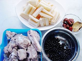 莲藕红枣黑豆排骨汤的做法步骤:2
