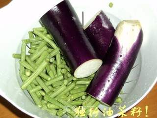 【夏日小凉菜】蒜拌素茄子豇豆的做法步骤：2