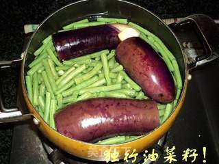 【夏日小凉菜】蒜拌素茄子豇豆的做法步骤：3