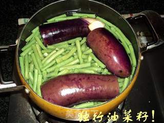 【夏日小凉菜】蒜拌素茄子豇豆的做法步骤:3
