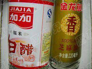 凉拌蒜苗金针菇的做法步骤:2