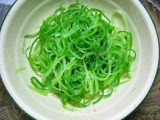 凉拌蒜苗金针菇的做法步骤:3