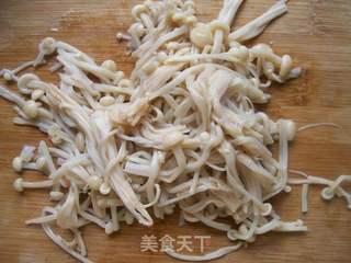 【夏日小凉菜】凉拌金针菇的做法步骤：1