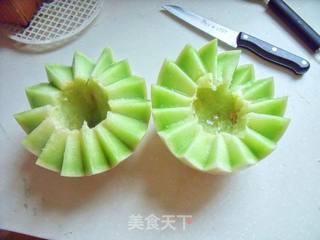 【夏日小凉菜】换个漂亮的小碗让色拉更加诱人—香瓜色拉的做法步骤:2