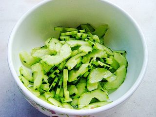 【夏日小凉菜】青瓜拌海蜇的做法步骤:3
