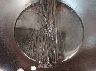 【夏日小凉菜】---酸辣蕨根粉儿的做法步骤:2