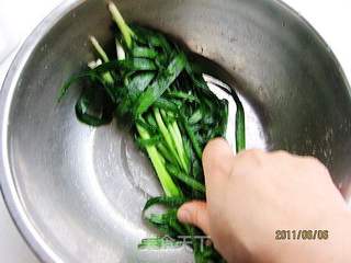 手抓韭菜的做法步骤:3