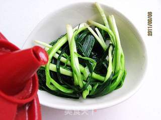 手抓韭菜的做法步骤:5