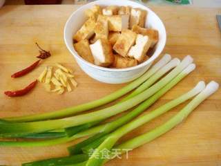家常葱烧豆腐的做法步骤：2