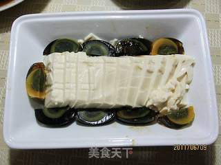 皮蛋香椿拌豆腐的做法步骤：2
