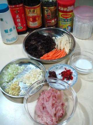 鱼香肉丝的做法步骤：1