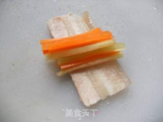 看一块五花肉如何清丽脱俗 —— 爽脆什锦如意卷的做法步骤：4
