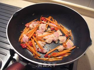 酸辣炒河粉的做法步骤：3